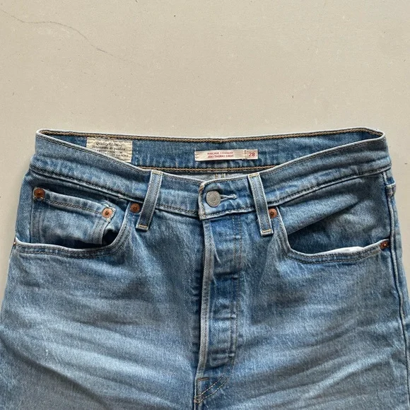 Levi’s Ribcage Straight Jean - Picture 4 of 9